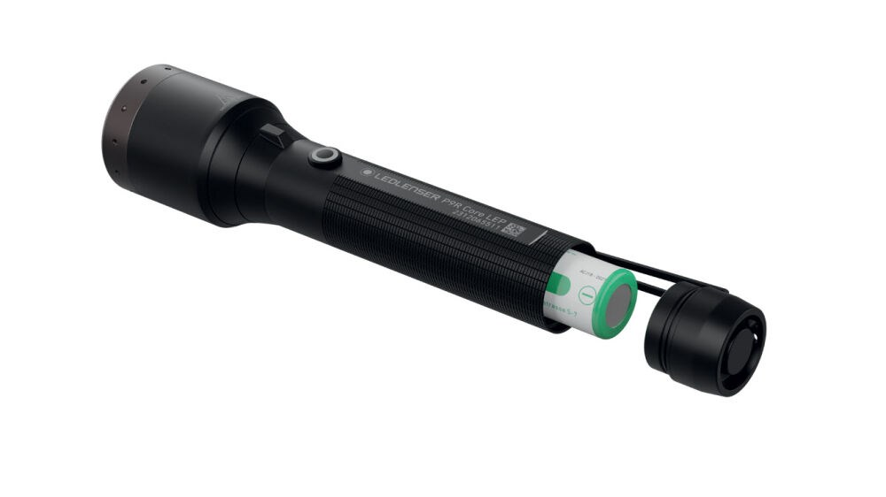 Linterna LEDlenser negra con una batería verde parcialmente extraída sobre fondo blanco.