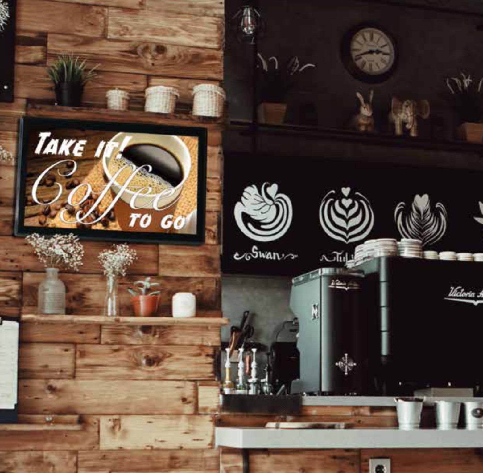 Holzverkleidetes Café mit einem Kaffeeschild, Kaffeemaschine und Regalen mit Dekoration.