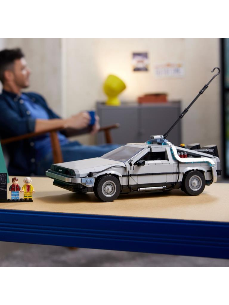 Masada Lego Delorean arabası, arka planda koltukta oturan bir adam var.