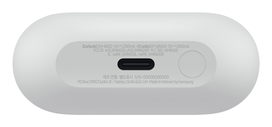 Unterseite eines weißen Ladecases mit USB-C-Anschluss und Aufdrucken.