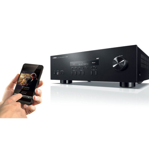 Ein Smartphone steuert einen schwarzen Yamaha-HiFi-Verstärker per Bluetooth.