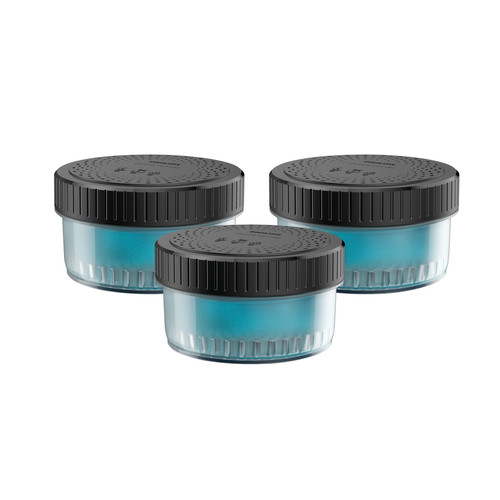 Tre contenitori rotondi con liquido blu e coperchi neri scanalati si trovano su uno sfondo bianco.