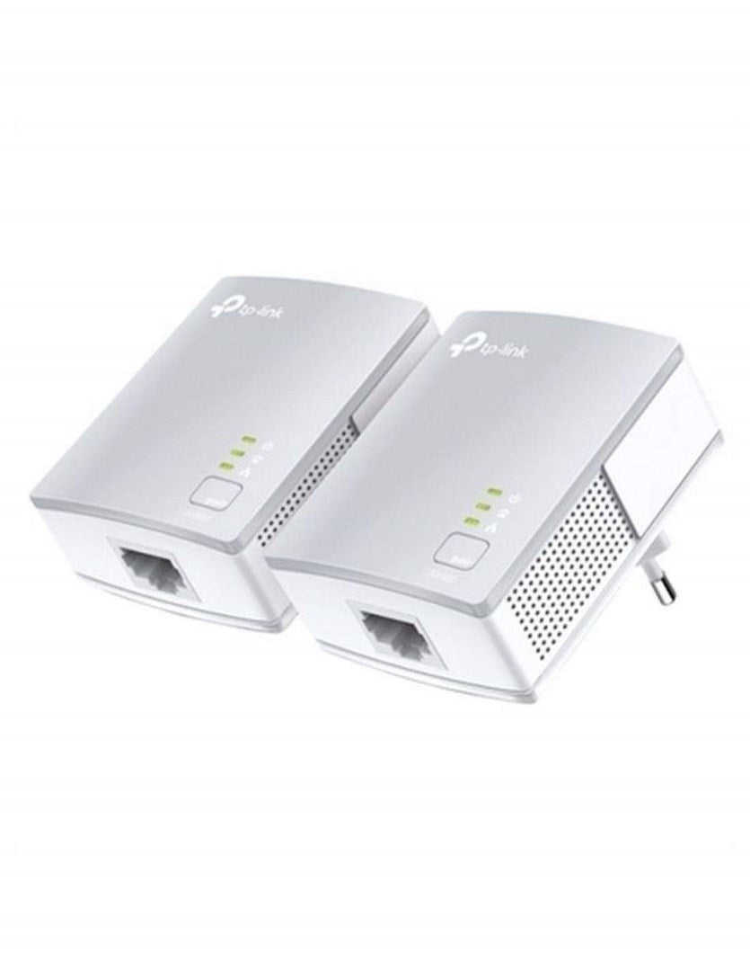 Zwei weiße TP-Link Powerline-Adapter mit Ethernet-Anschlüssen und grünen Statusleuchten auf weißem Hintergrund.