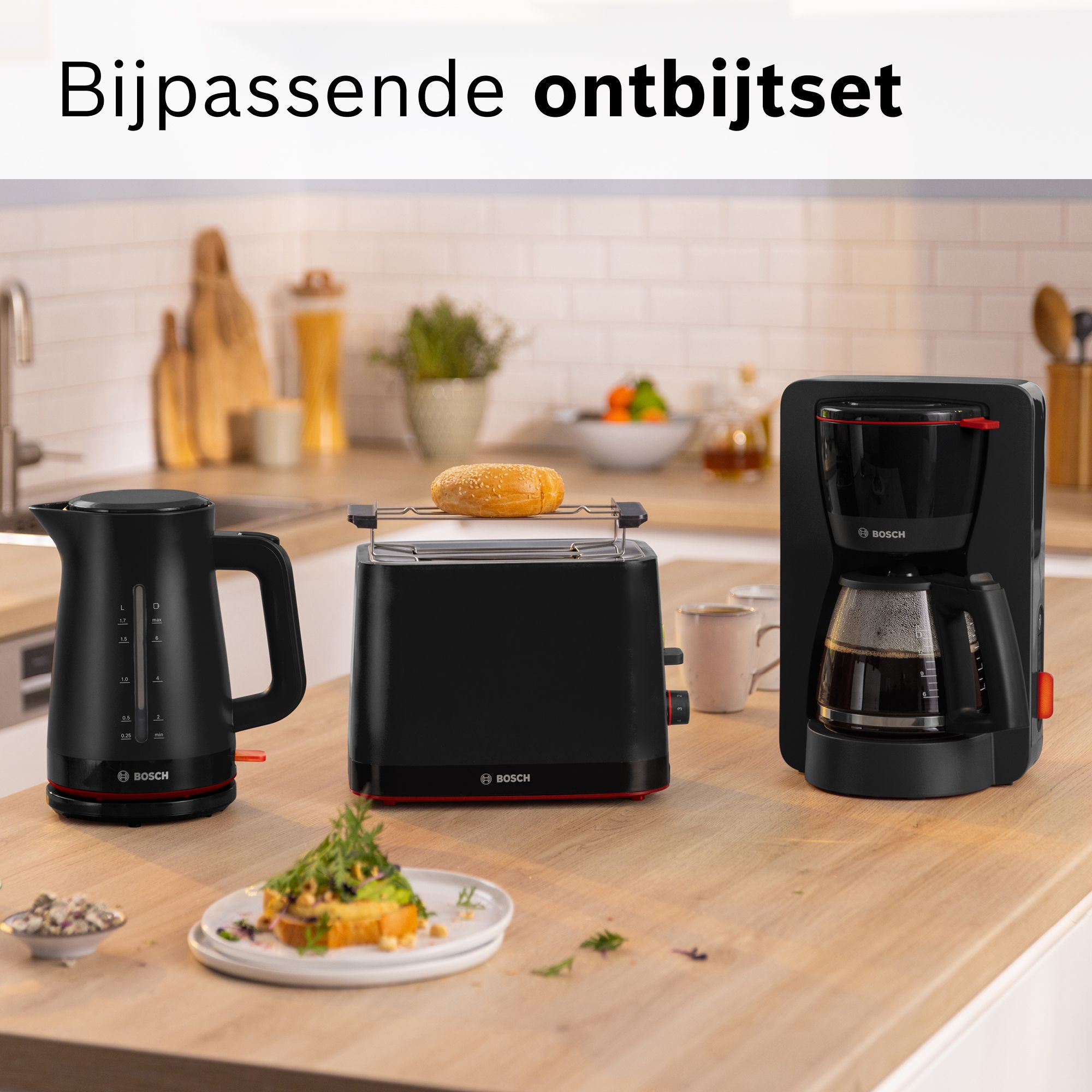 Czarny zestaw śniadaniowy Bosch z czajnikiem, tosterem z ruszkami i ekspresem przelewowym na drewnianym blacie.