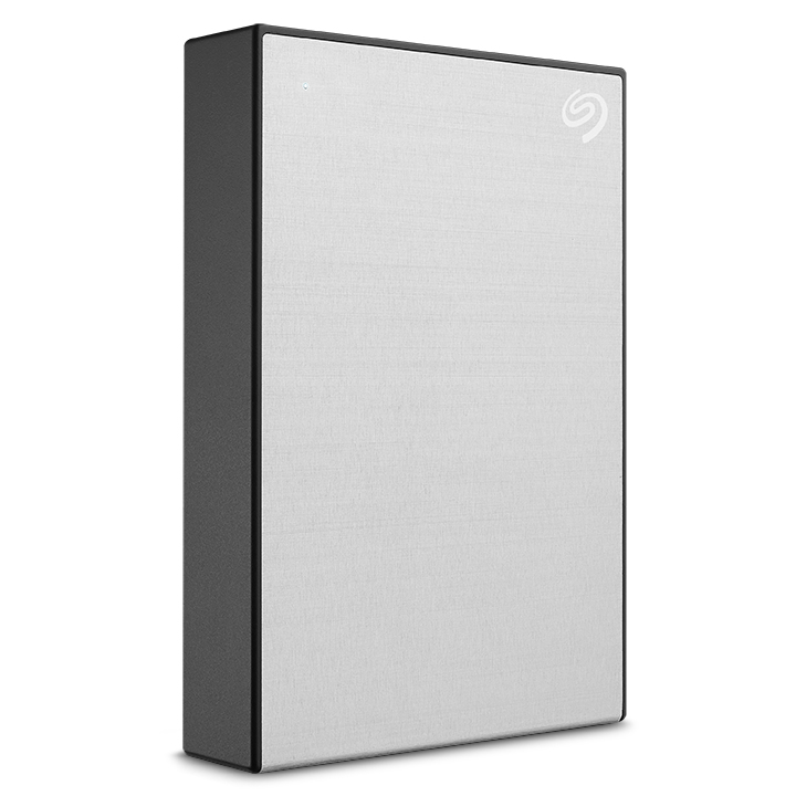 Un hard disk esterno Seagate argentato con cornice nera si trova su sfondo bianco.