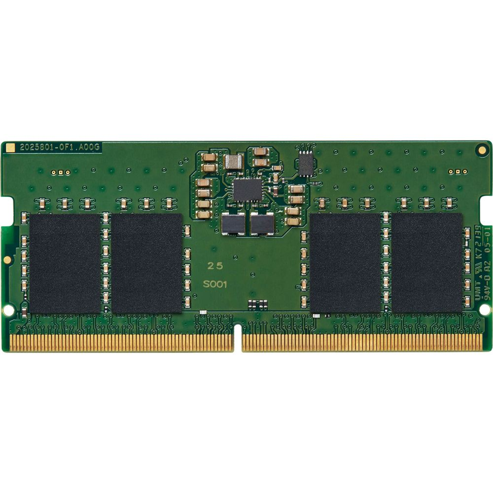 Scheda di memoria RAM verde con chip neri e contatti dorati su sfondo bianco.