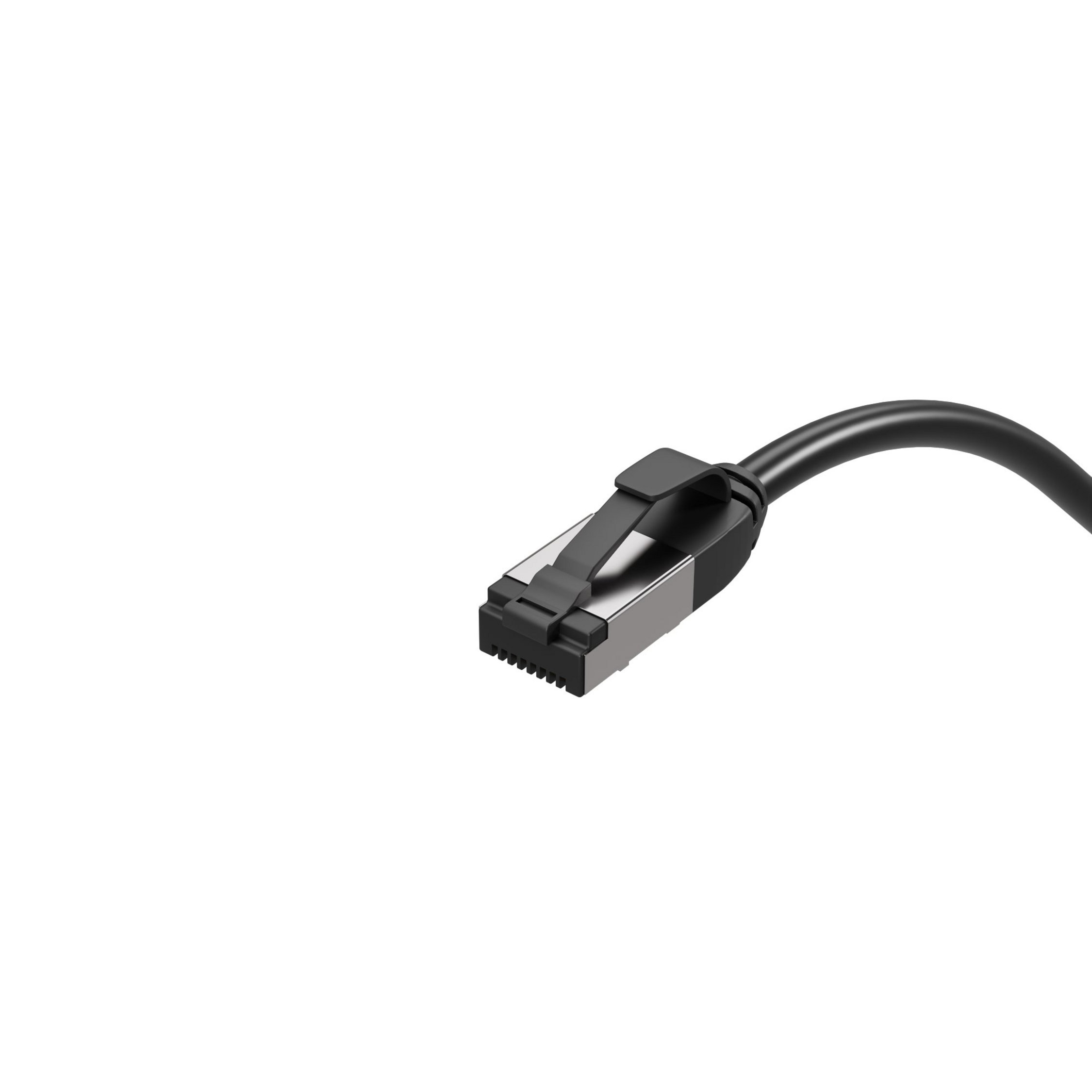 Ein schwarzes Ethernet-Kabel mit Metallstecker und Clip vor weißem Hintergrund.