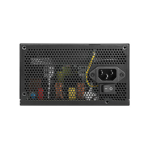 Un bloc d'alimentation noir pour ordinateur avec grille en nid d'abeille, prise et interrupteur.