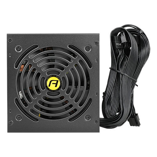 Alimentation de PC noire avec grande grille de ventilateur et câbles noirs groupés.