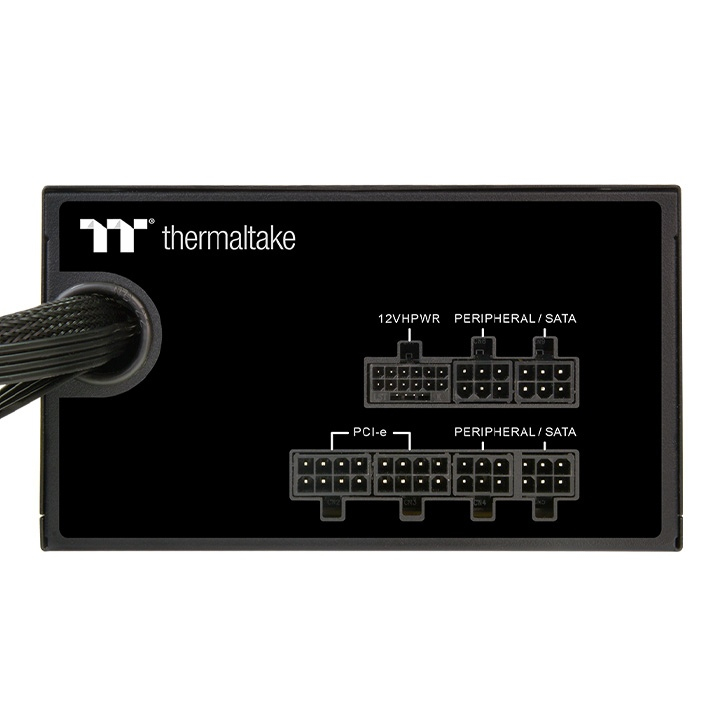 Schwarzes Thermaltake-Netzteil mit modulareren Steckern für PCIe, SATA und 12VHPWR sowie Kabelbaum.
