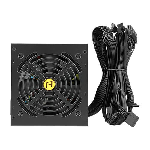 Fuente de alimentación negra para PC con ventilador grande y cables negros sobre fondo blanco.