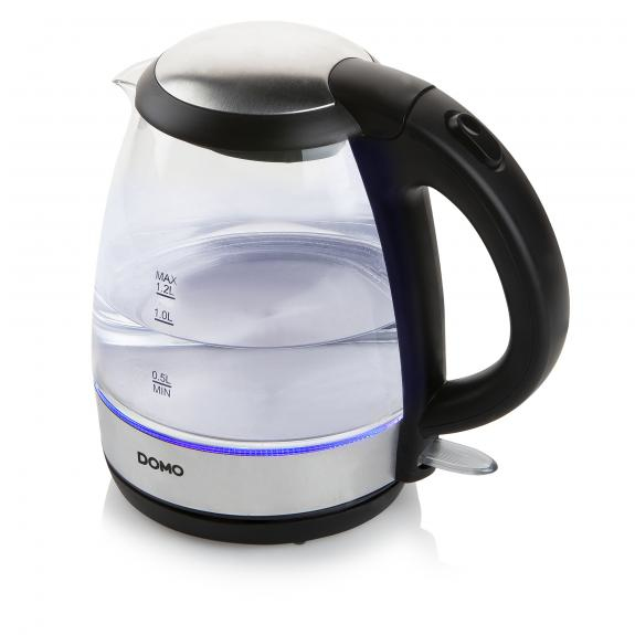 Ein gläserner Wasserkocher mit schwarzem Griff und silbernem Sockel steht auf weißem Grund.
