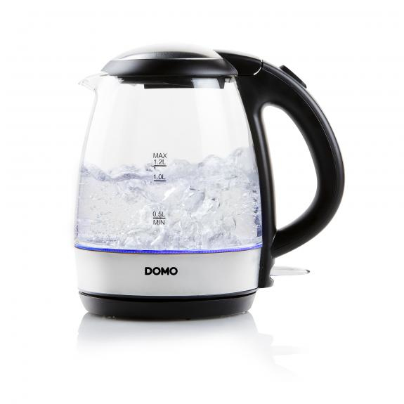 Ein durchsichtiger Glaskocher mit schwarzem Griff kocht Wasser, beleuchtet durch ein blaues Licht am Boden.