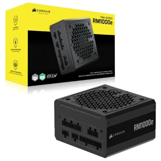 Czarny zasilacza Corsair RM1000e przed żółto-czarnym pudełkiem produktu.