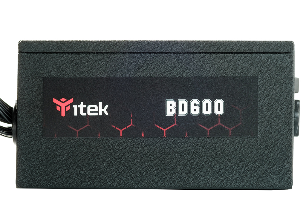 Fuente de alimentación para PC Itek BD600 negra con patrón de panal rojo sobre fondo blanco.