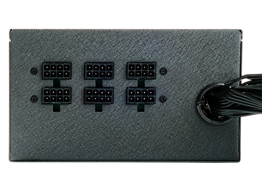 Fuente de alimentación de PC negra con seis puertos de conector y cables.