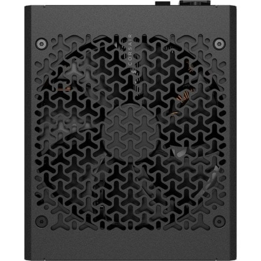Ein schwarzes Corsair PC-Netzteil mit einem einzigartigen dreieckigen Gittermuster über dem internen Lüfter.
