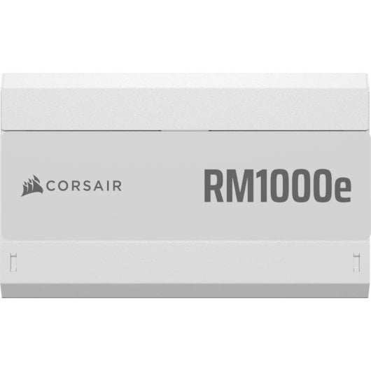 Weißes Corsair RM1000e Netzteil mit grauem Logo auf der Vorderseite.