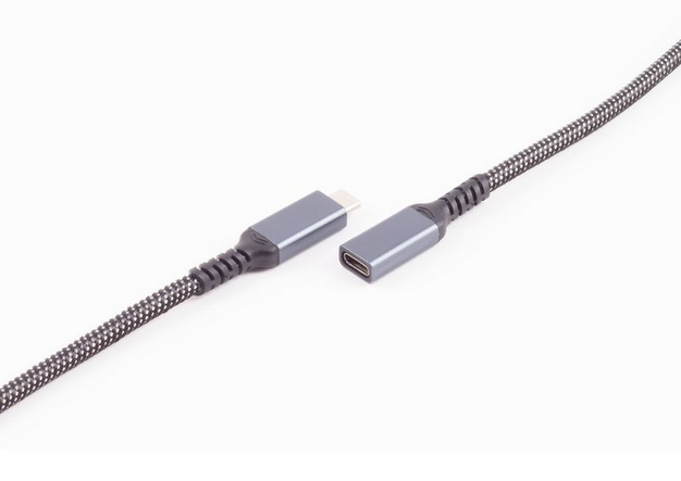 Ein graues USB-C-Kabel mit umflechtetem Gewebe und einem Stecker sowie einer Buchse auf weißem Hintergrund.
