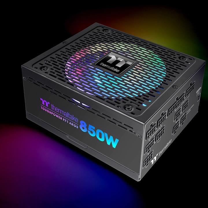 Schwarzes Thermaltake Toughpower PF1 ARGB 850W Netzteil mit RGB-Lüfter auf dunklem Hintergrund.