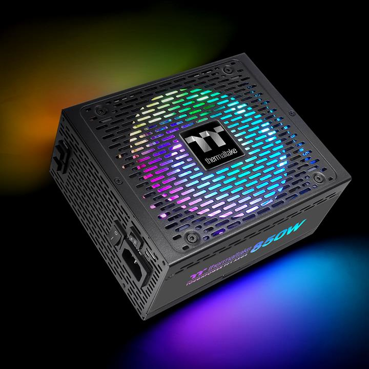 Schwarzes Thermaltake 850W PC-Netzteil mit bunt beleuchtetem Lüfter auf schwarzem Hintergrund.
