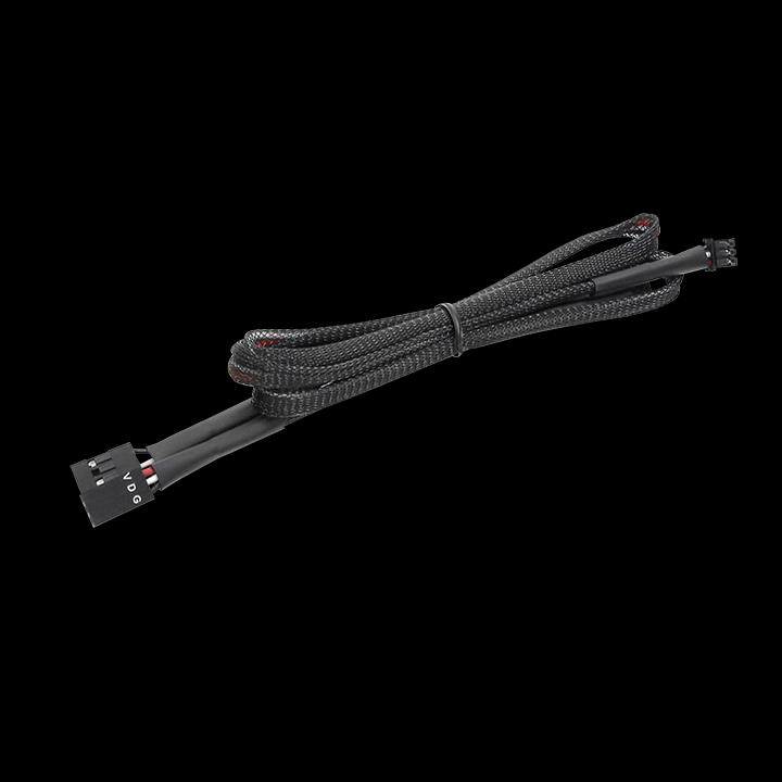 Ein gerolltes, schwarz geflochtenes Kabel mit Steckern an beiden Enden vor schwarzem Hintergrund.