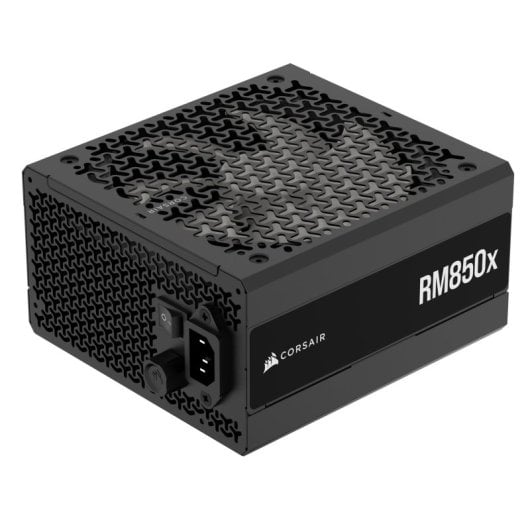 Schwarzes Corsair RM850x PC-Netzteil mit Gitterschnitt auf weißem Hintergrund.