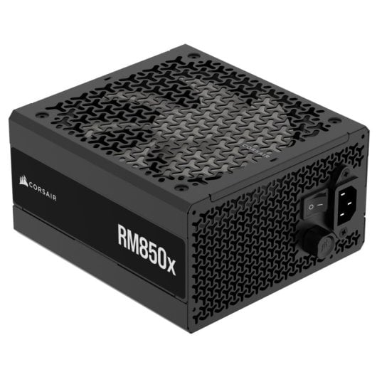 Schwarzes Corsair RM850x PC-Netzteil mit Gitterschnitt und Lüfter auf weißem Grund.