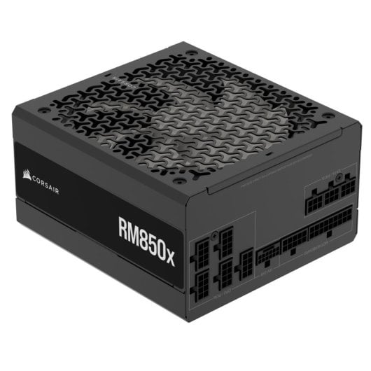 Ein schwarzes Corsair RM850x PC-Netzteil mit modulareren Anschlüssen und einem gemusterten Lüftungsgitter.