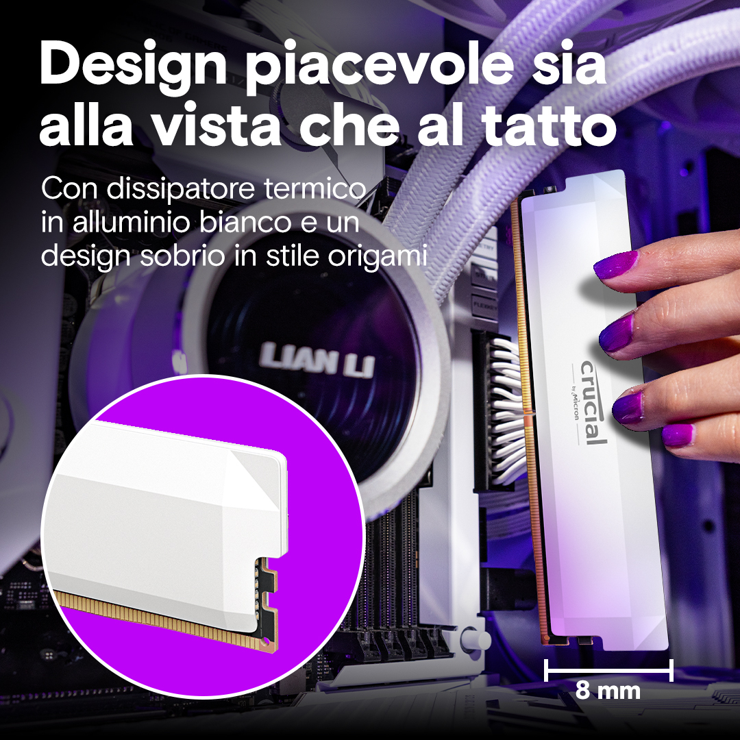 Hand setzt einen weißen Crucial RAM-Riegel in ein PC-Mainboard ein, mit Text und Detailbild.