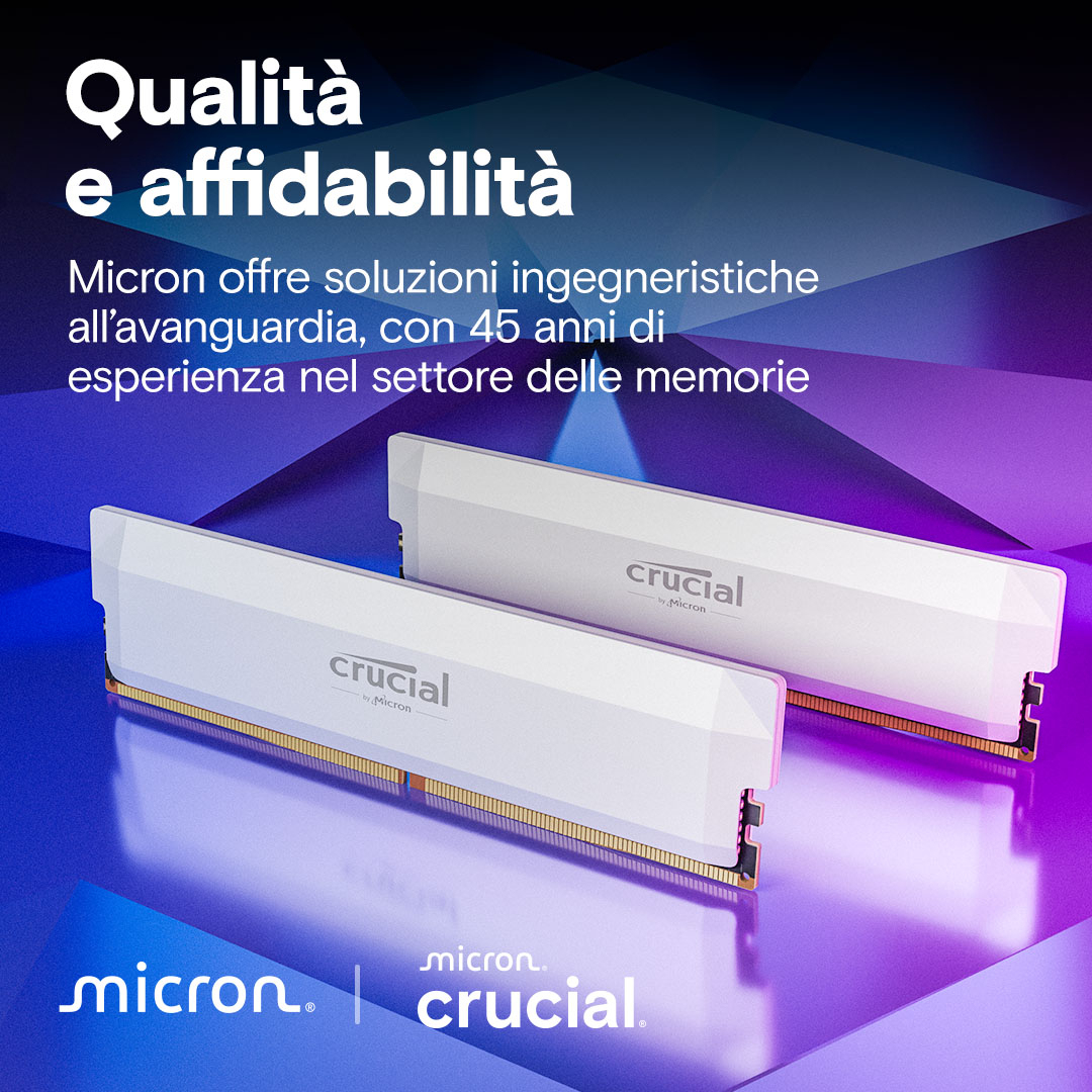 Zwei weiße Crucial-RAM-Module vor blauem und violettem Hintergrund mit italienischem Text.