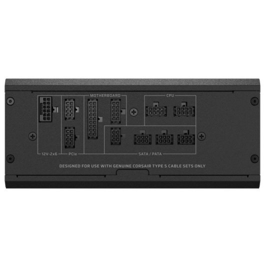 Schwarzes PC-Netzteil mit beschrifteten Anschlüssen für Motherboard, CPU und PCIe.