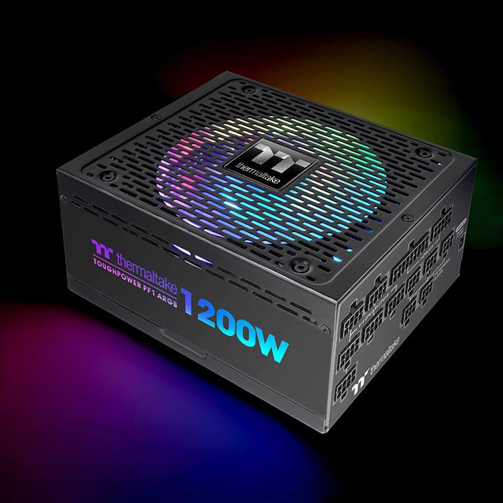 Ein schwarzes Thermaltake Toughpower PF1 ARGB 1200W Netzteil mit bunten Lichtern vor dunklem Hintergrund.