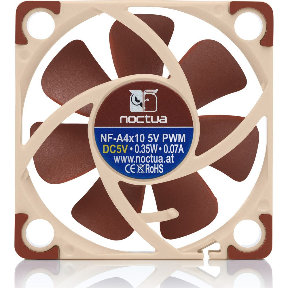 Wentylator PC Noctua w kolorze beżowym i brązowym z centralną etykietą na białym tle.