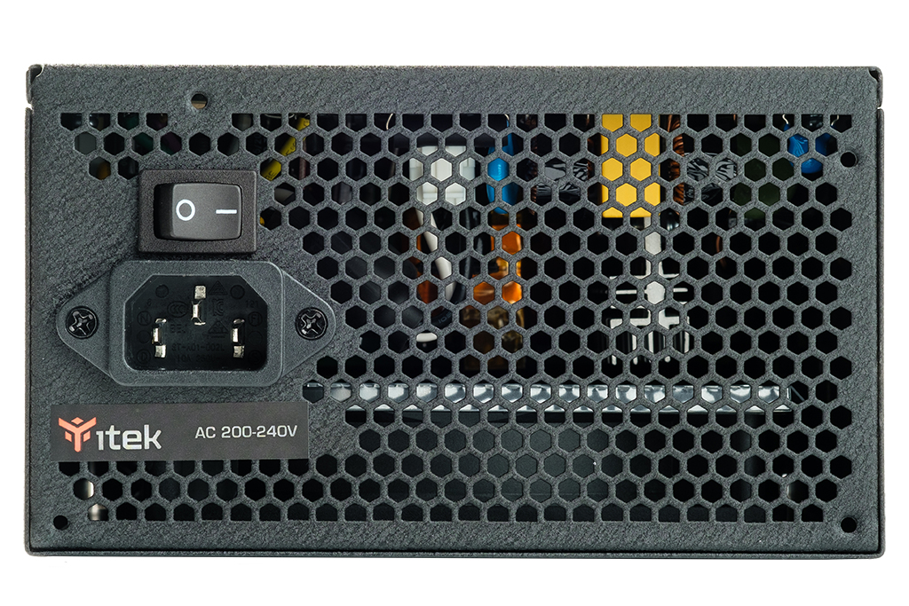Czarny zasilacz komputerowy z kratką w kształcie plastra miodu i włącznikiem.