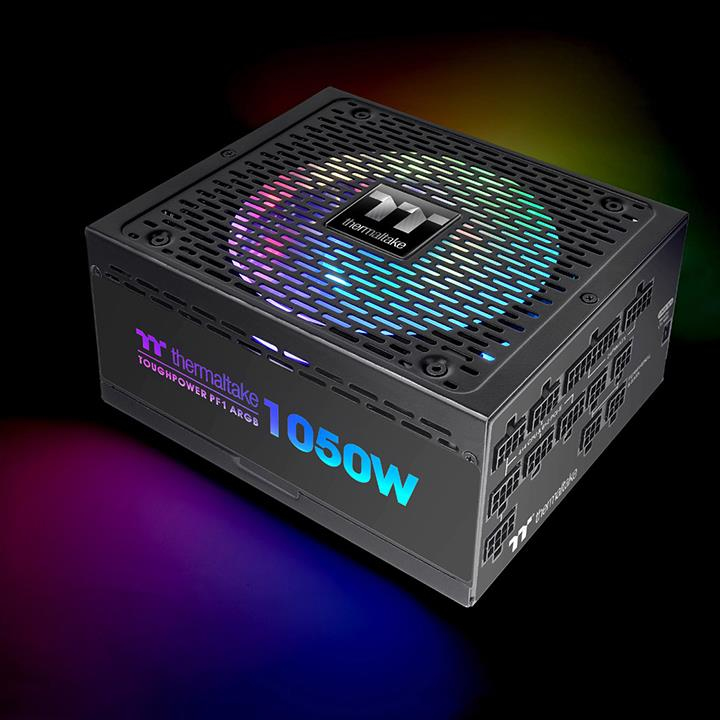 Czarny zasilacz Thermaltake Toughpower PF1 ARGB 1050W z wentylatorem RGB na ciemnym tle.