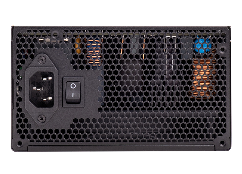 Czarny zasilacz komputerowy z siatką wentylacyjną, gniazdem zasilania i przełącznikiem.