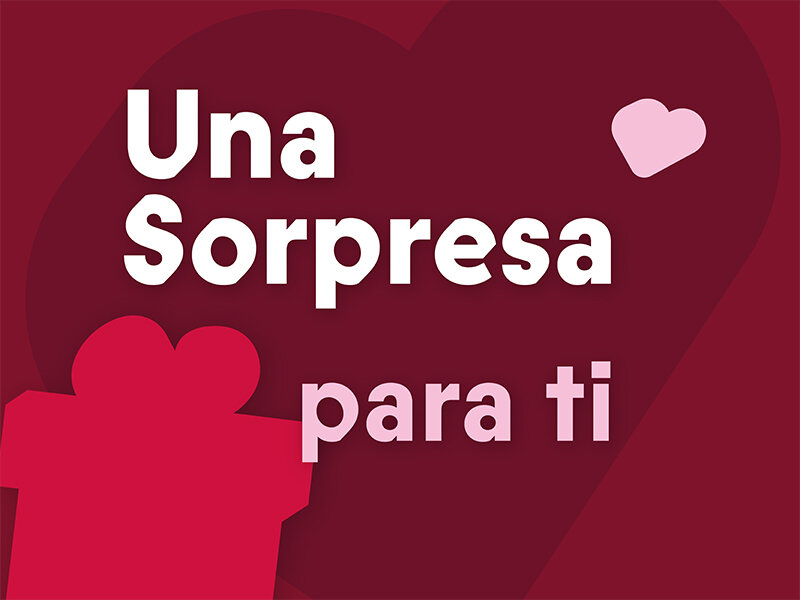 Fondo rojo con texto blanco Una Sorpresa para ti, una caja de regalo y corazones.