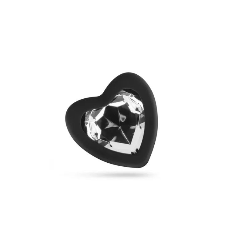 Ein facettierter herzförmiger Diamant in einem glatten schwarzen Rahmen, isoliert auf weißem Hintergrund.