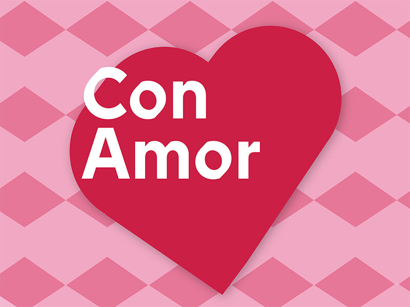 Un corazón rojo con texto blanco Con Amor sobre un fondo de rombos rosas.