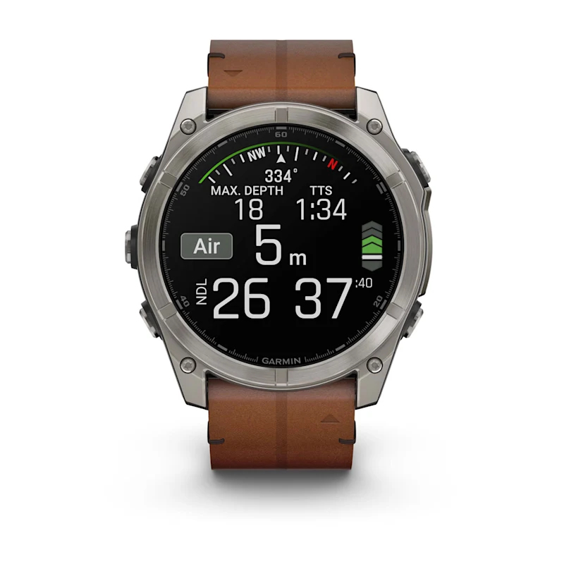 Titanyum kasalı, kahverengi deri kayışlı ve derinlik verilerini gösteren dijital ekranlı bir Garmin saat.