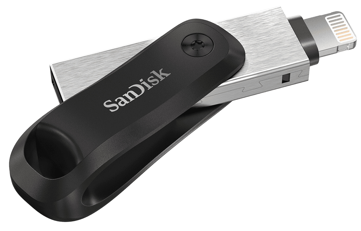 Una unidad flash USB SanDisk plateada y negra con una cubierta giratoria sobre fondo blanco.