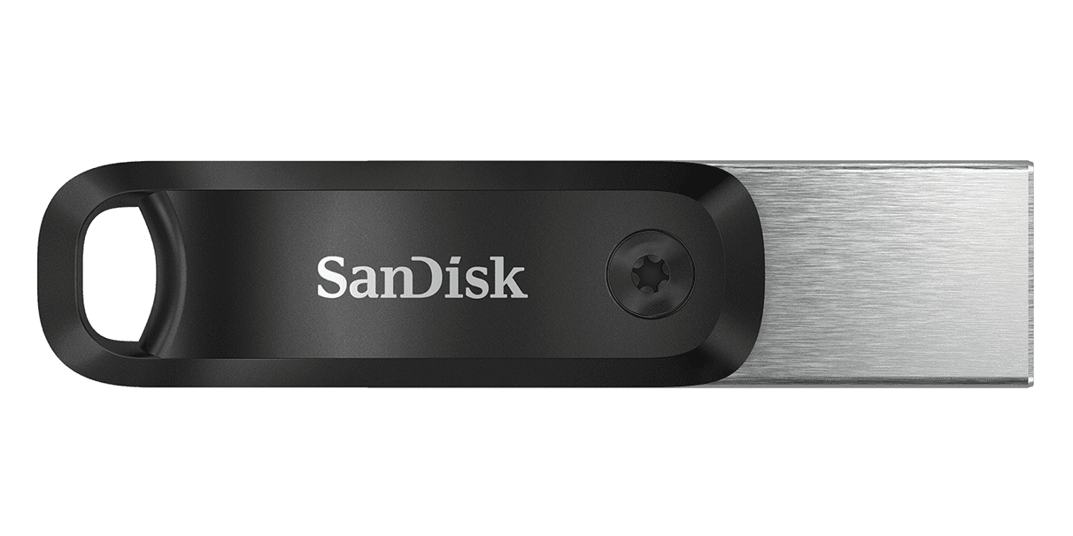 Una memoria USB SanDisk plateada con tapa negra y apertura para llavero sobre fondo blanco.