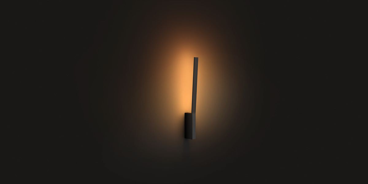 Eine schlanke schwarze Wandleuchte strahlt warmes, oranges Licht auf eine dunkle Wand.