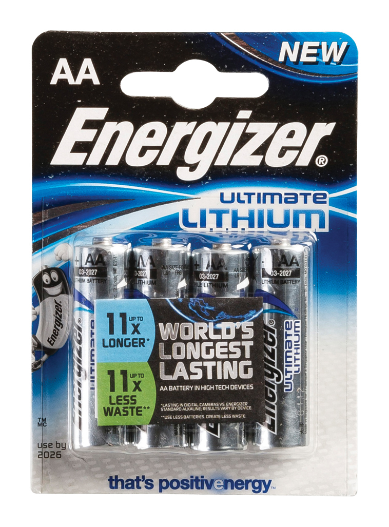 Eine versiegelte Verpackung mit vier silbernen AA Energizer Ultimate Lithium Batterien vor blauem Hintergrund.