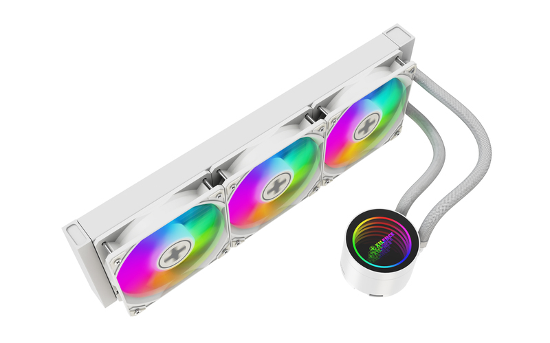 Ein weißer CPU-Flüssigkeitskühler mit drei RGB-Lüftern und zwei geflochtenen Schläuchen am Pumpenblock.