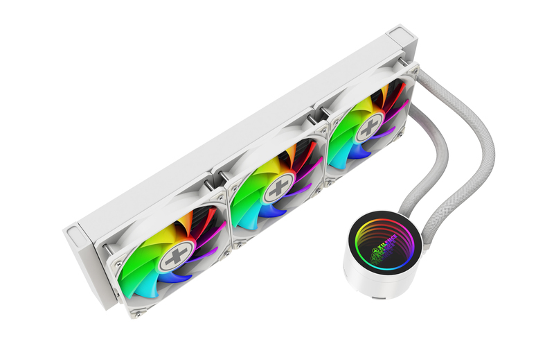 Weißer CPU-Wasserkühler mit drei beleuchteten RGB-Lüftern und Schläuchen.