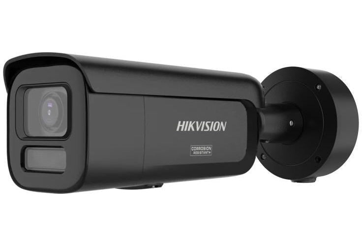 Czarna kamera bezpieczeństwa Hikvision z uchwytem ściennym na białym tle.