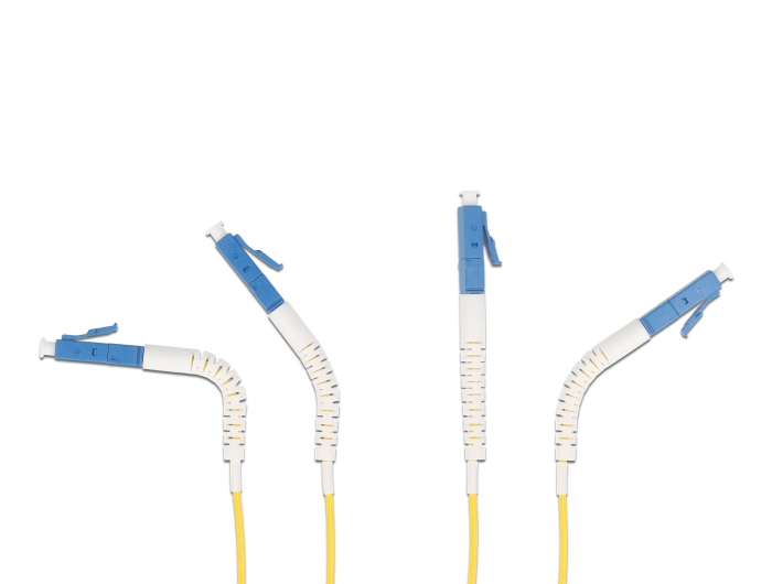 Cuatro cables de fibra óptica amarillos con conectores azules y blancos sobre fondo blanco.