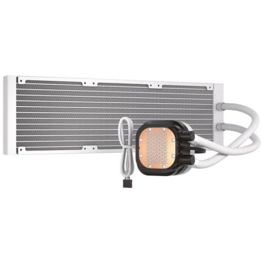 Eine weiße CPU-Wasserkühlung mit langem Radiator, umflochtenen Schläuchen und Kupferboden-Pumpenblock auf weißem Grund.